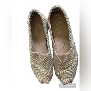 TOMS metallic herringbone  size 9.5 weightless  slip ons.